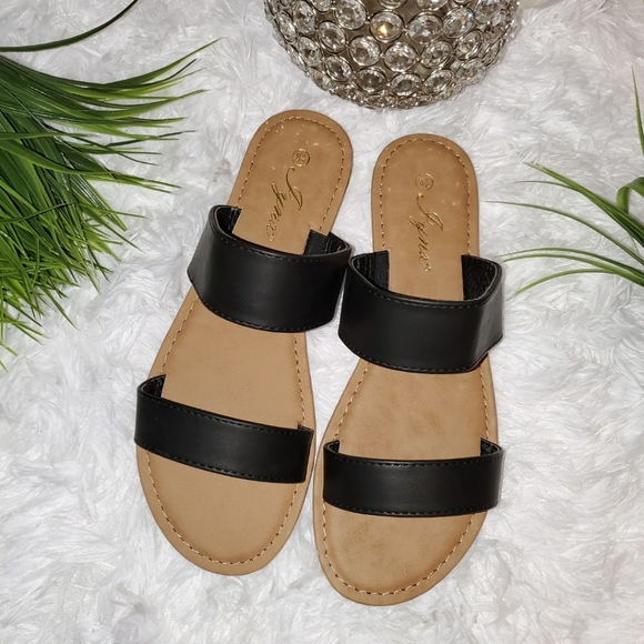 Jynx Shoes - Women Black wide width sandals